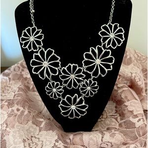 NWOT Floral statement necklace 👏